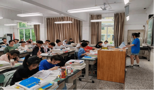 bevictor伟德官网赴四川省宜宾市南溪第一中学开展防艾健康教育暨招生宣传活动