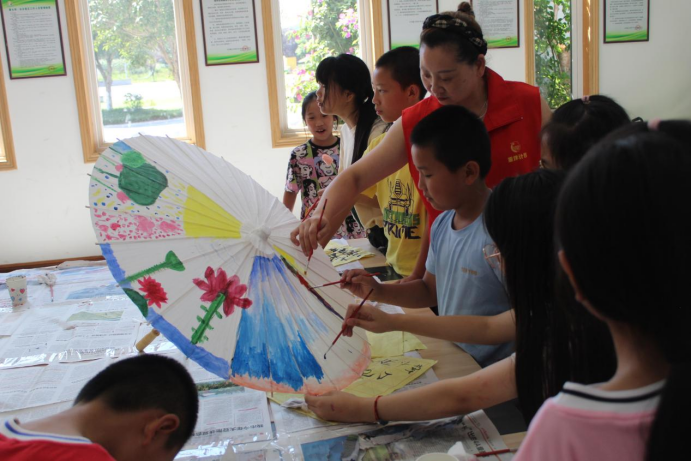 伟德BETVLCTOR1946“七彩阳光”暑期社会实践队青鸟志愿队赴分水岭镇董允坝村开展关爱行动